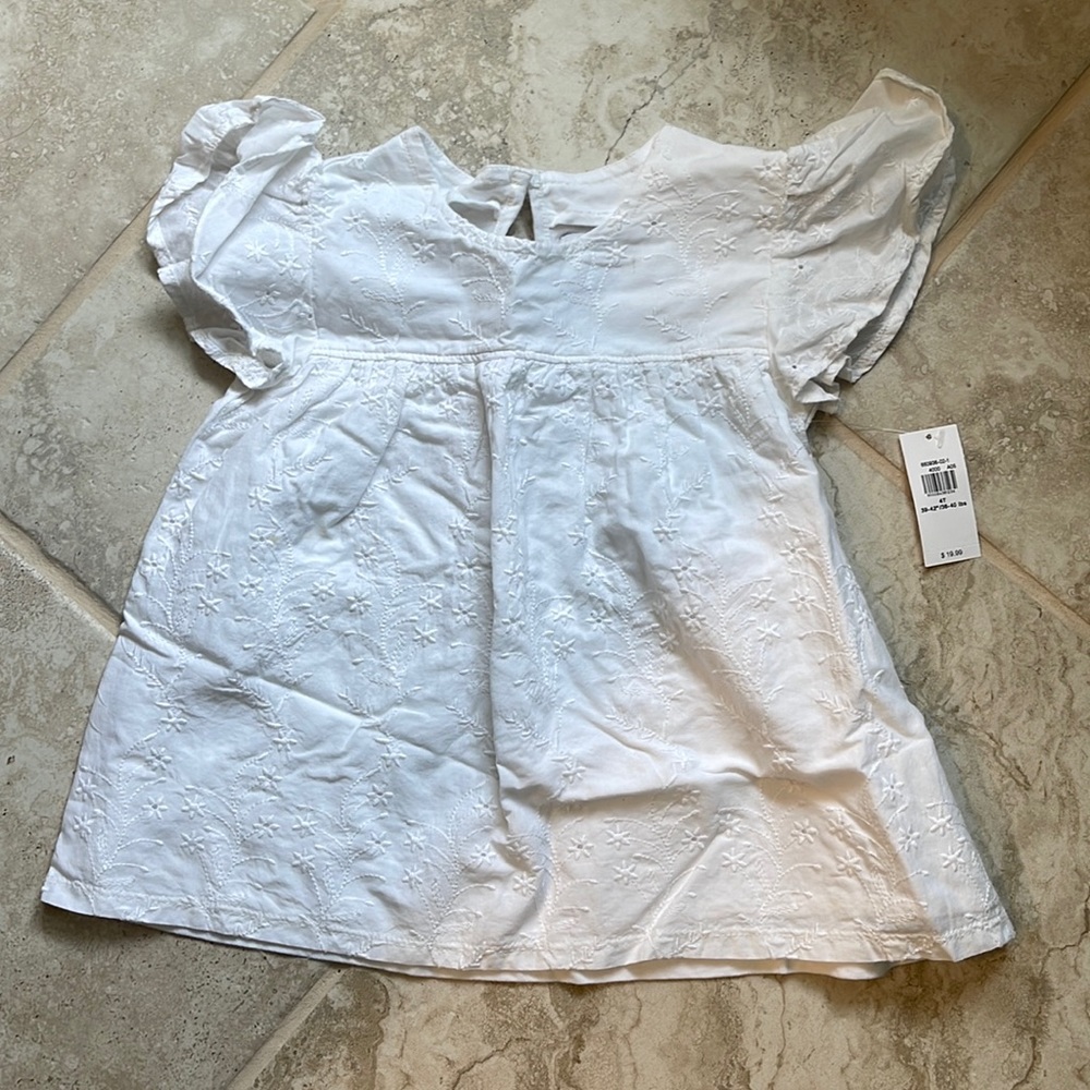 NWT Old Navy Toddler girls white embroidered flutter sleeve blouse. Size 4T